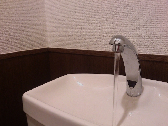 トイレタンクの上にある蛇口 手洗い管 から水が出ない 原因と修理方法とは トイレつまりや水漏れにおすすめの水回り修理業者ランキング