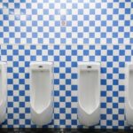 男性トイレの小便器のつまりは尿石が原因？対処と解消方法を解説