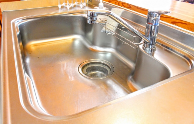 台所シンクの排水口が臭いのはなぜ 原因と解消方法解説 トイレつまりや水漏れにおすすめの水回り修理業者ランキング