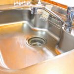 台所シンクの排水口が臭いのはなぜ？原因と解消方法解説